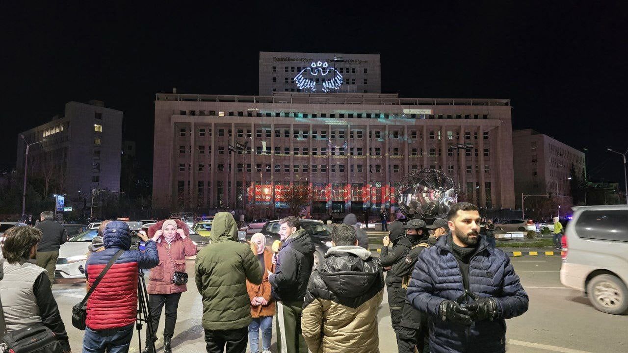 Suriye, iki sıfır atılan yeni banknotları ve para sistemini tanıttı