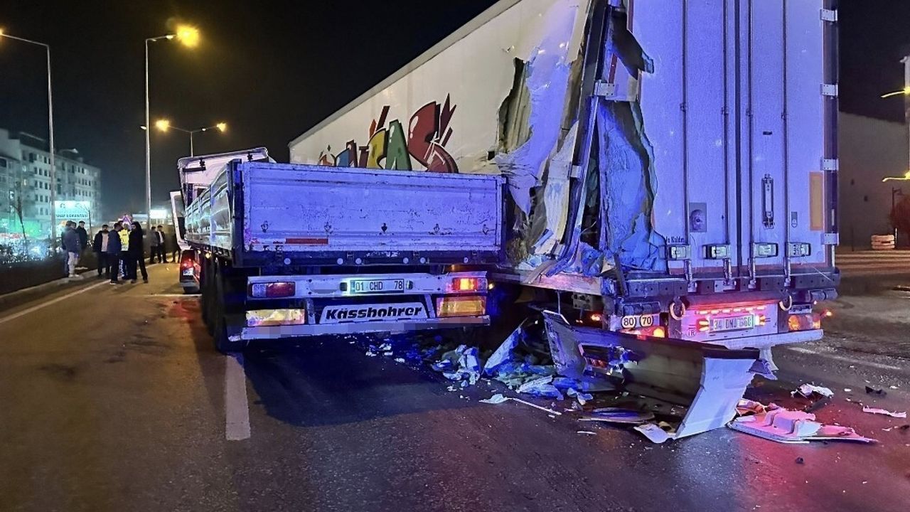 Susurluk'ta İki Tırın Çarpıştığı Kaza Maddi Hasarla Atlatıldı