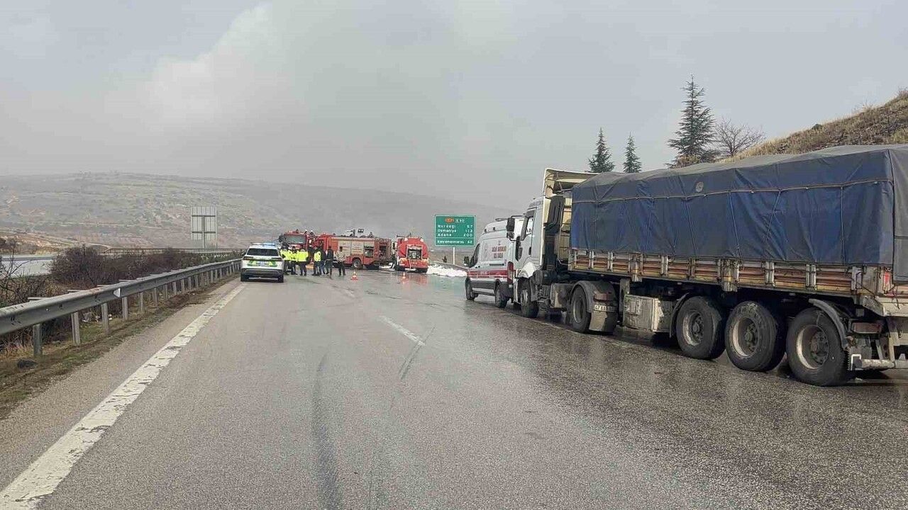 TAG Otoyolu'nda 3 Tırın Karıştığı Kaza ve Yangın: Adana İstikameti Trafiğe Kapandı