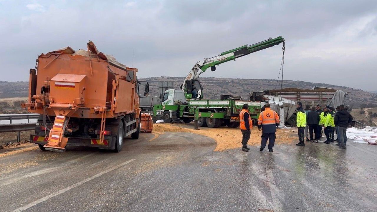 TAG Otoyolu'nda yanan 3 tır kaldırıldı, Gaziantep yönü tekrar ulaşıma açıldı