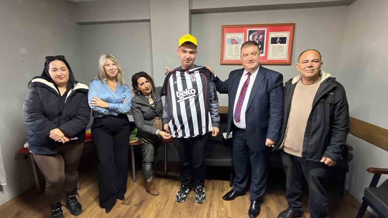 Taksi tutkunu Halil’e Başkan Özkan’dan özel ziyaret ve hediyeler