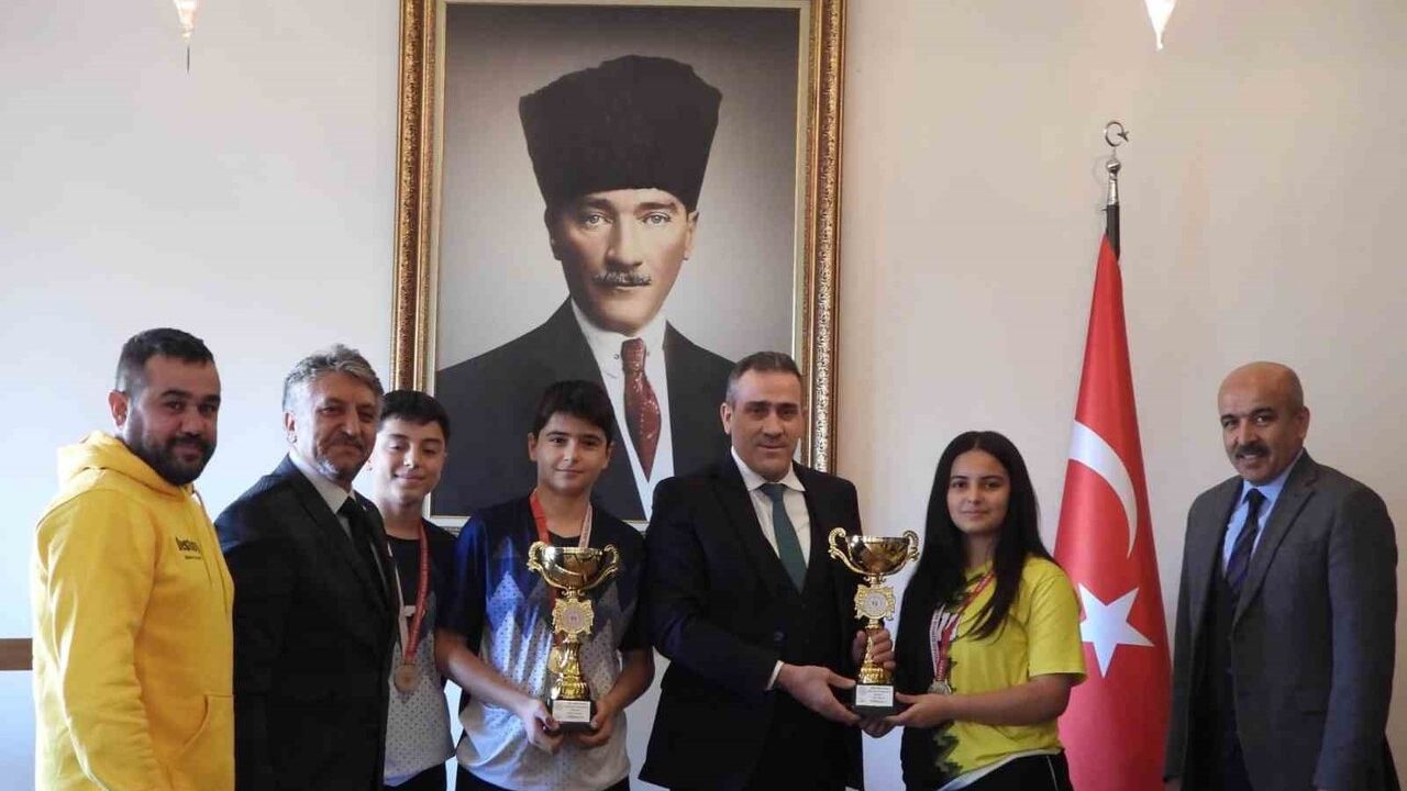 Talas 75. Yıl Mühibe Germirli Ortaokulu’ndan namağlup çifte şampiyonluk