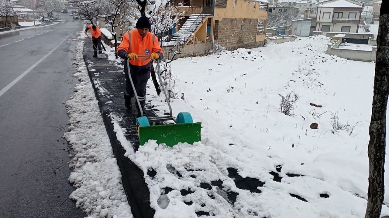 Talas’ta Karla Mücadele Sürüyor: Kış Çalışmaları İki Vardiya ile Devrede