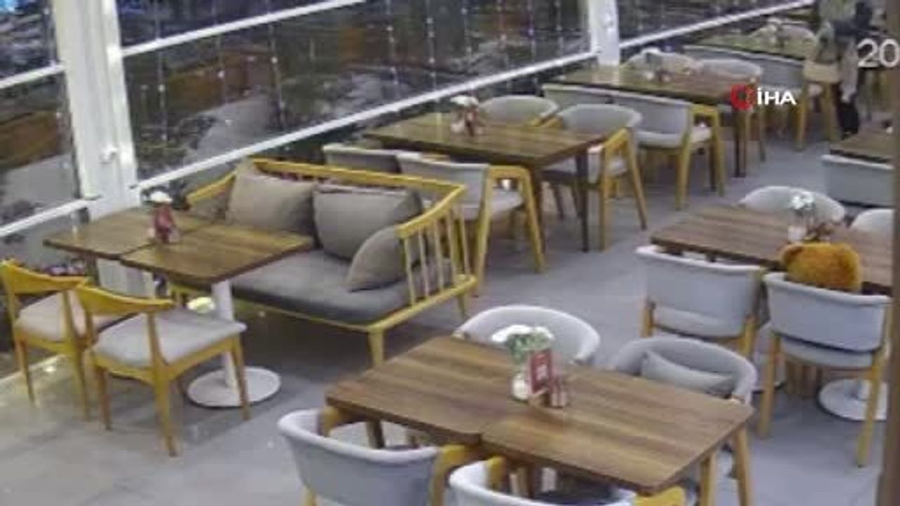 Talas'ta kontrolünü kaybeden otomobil kafeteryaya girdi; iki müşteri son anda kurtuldu