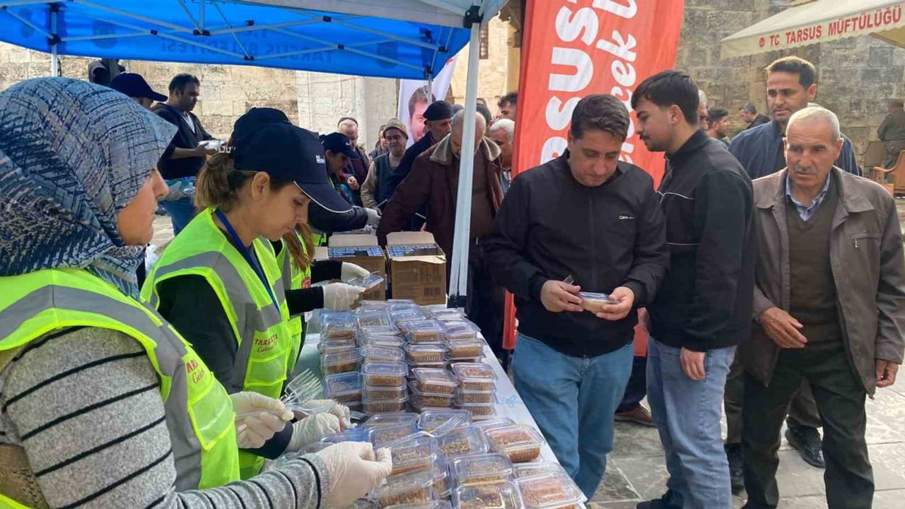 Tarsus’ta 27 Aralık Kurtuluşunda Ulu Cami Önünde Şehitler İçin Helva İkramı
