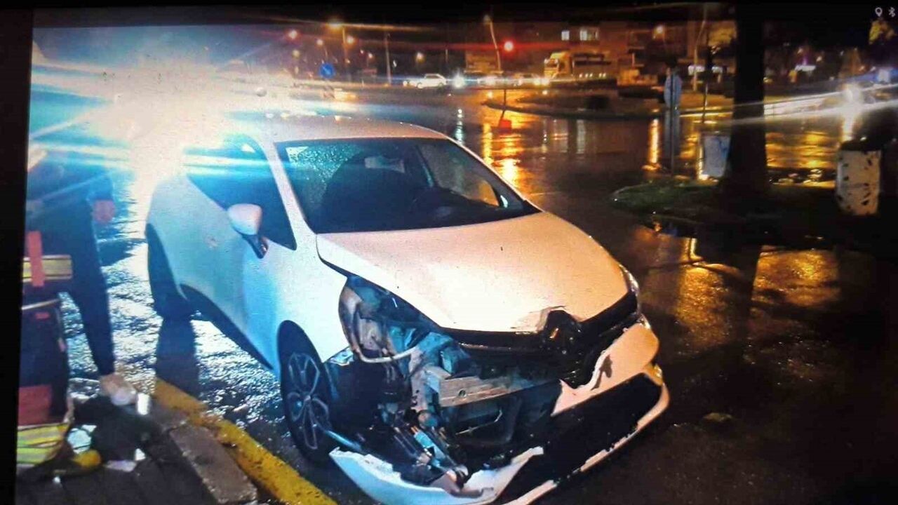 Tarsus'ta D-400 karayolunda iki otomobil çarpıştı: 2 yaralı