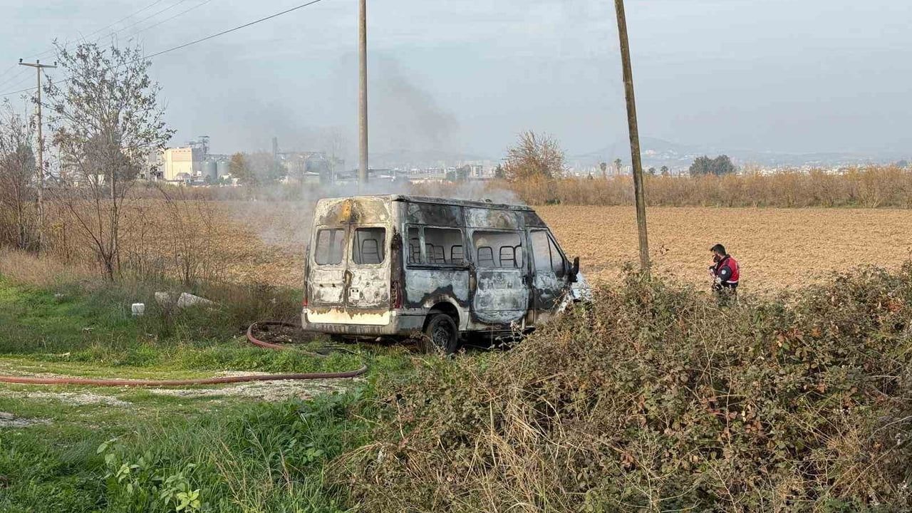 Tarsus’ta E-5 Karayolu Kenarında Yakılmış Minibüs Bulundu