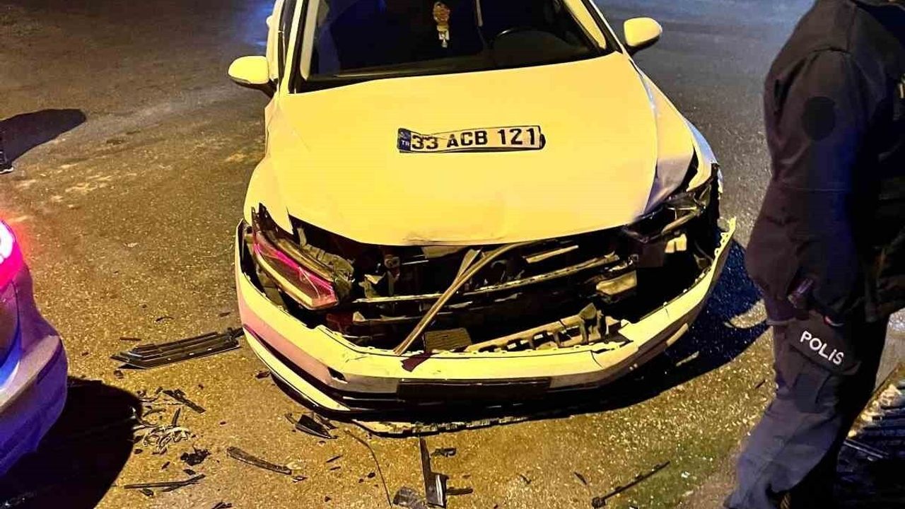 Tarsus'ta iki otomobilin çarpıştığı kaza: 2 yaralı