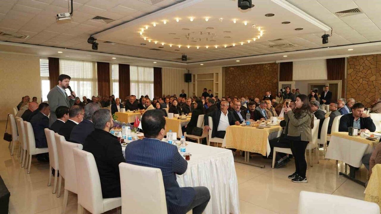 Tarsus’ta Muhtarlarla Değerlendirme: Ali Boltaç, Altyapı, Asfalt ve Kentsel Dönüşümde Koordinasyon Sözü Verdi