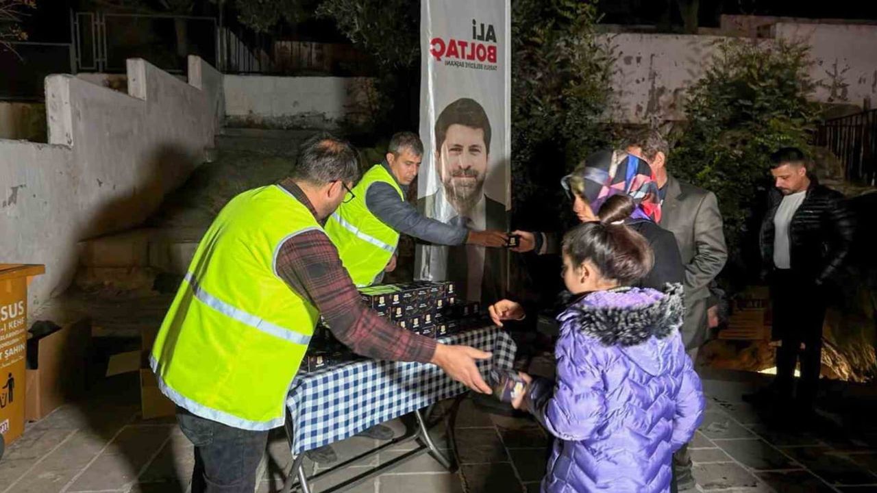Tarsus’ta Regaib Kandili’nde birlik ve dayanışma: Belediye kandil simidi ikram etti