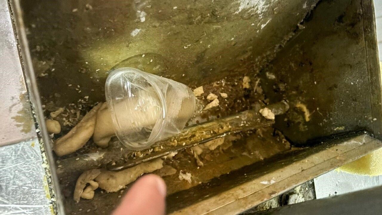 Tarsus'ta ruhsatsız imalathane hijyen ihlali nedeniyle mühürlendi