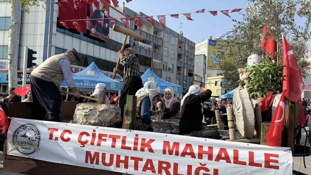 Tarsus’un kurtuluşunun 104. yılı kortej, gösteri ve fidan dağıtımıyla kutlandı