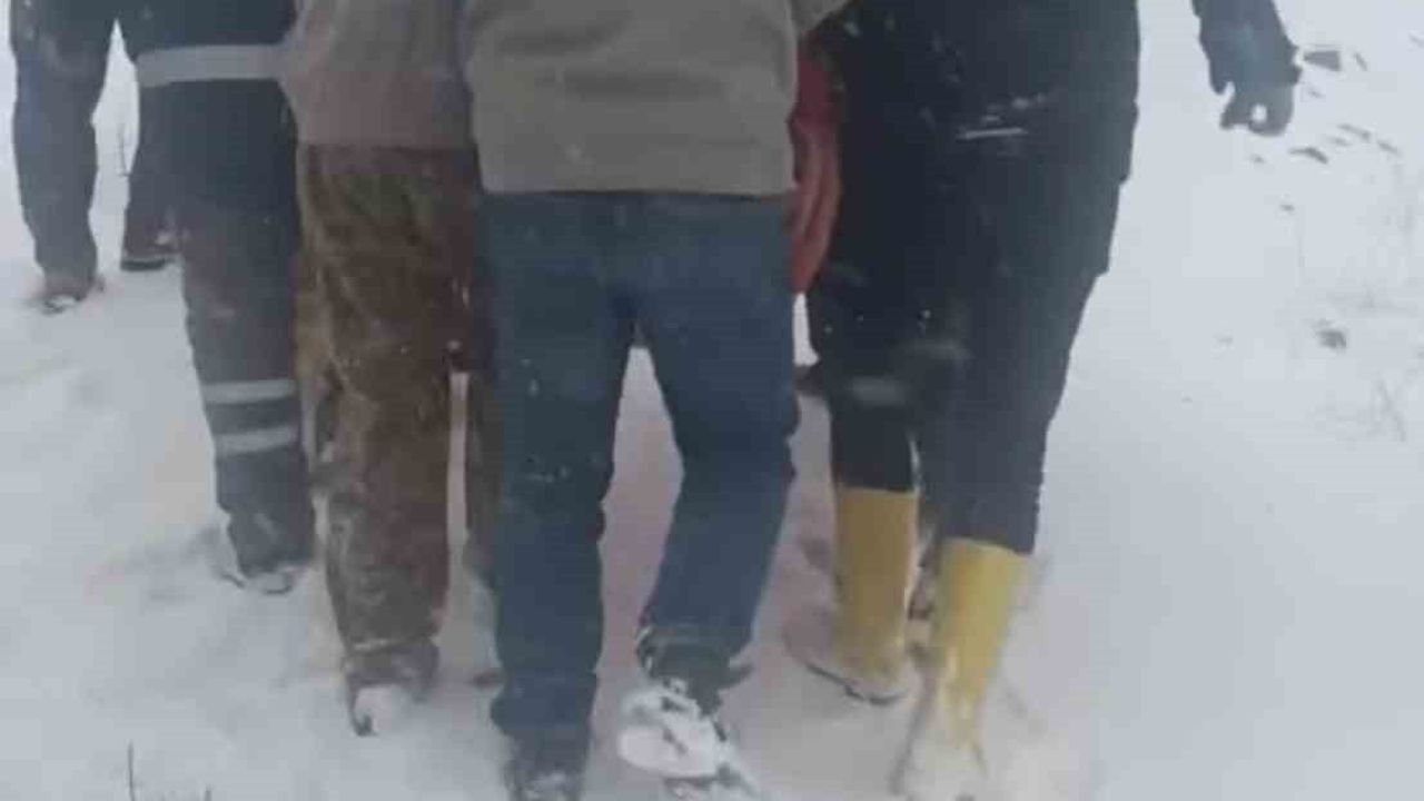Taşıkara'da ambulans ilerleyemeyince hasta battaniyeyle ambulansa taşındı