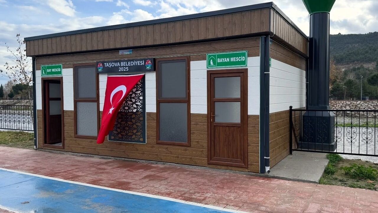 Taşova'da millet bahçesindeki mescit duvarı tahrip edildi