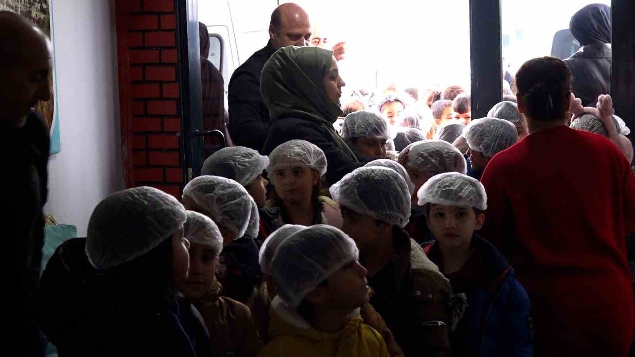 Tatvan'da İlkokul Öğrencileri Tutum, Yatırım ve Türk Malları Haftası Kapsamında Yoğurt Fabrikasını Ziyaret Etti