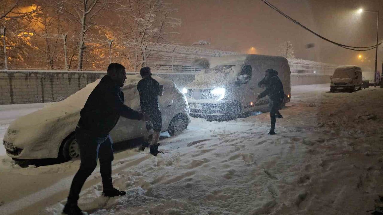 Tatvan'da kar yağışı ulaşımı etkiledi: 40 köy ve 32 mezra yolu kapandı