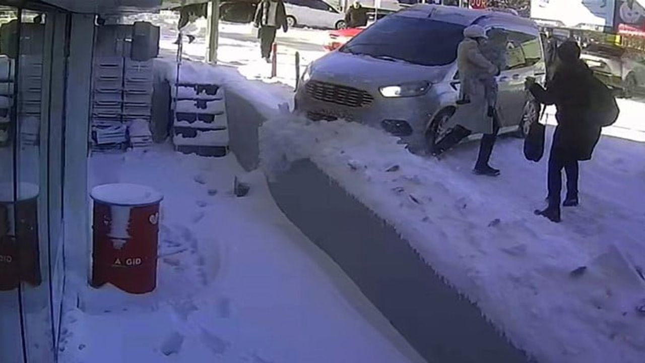 Tatvan'da kayganlaşan yolda kontrolden çıkan araç Adalet Plaza önünde durdu; iki kadın ve bebek son anda kurtuldu