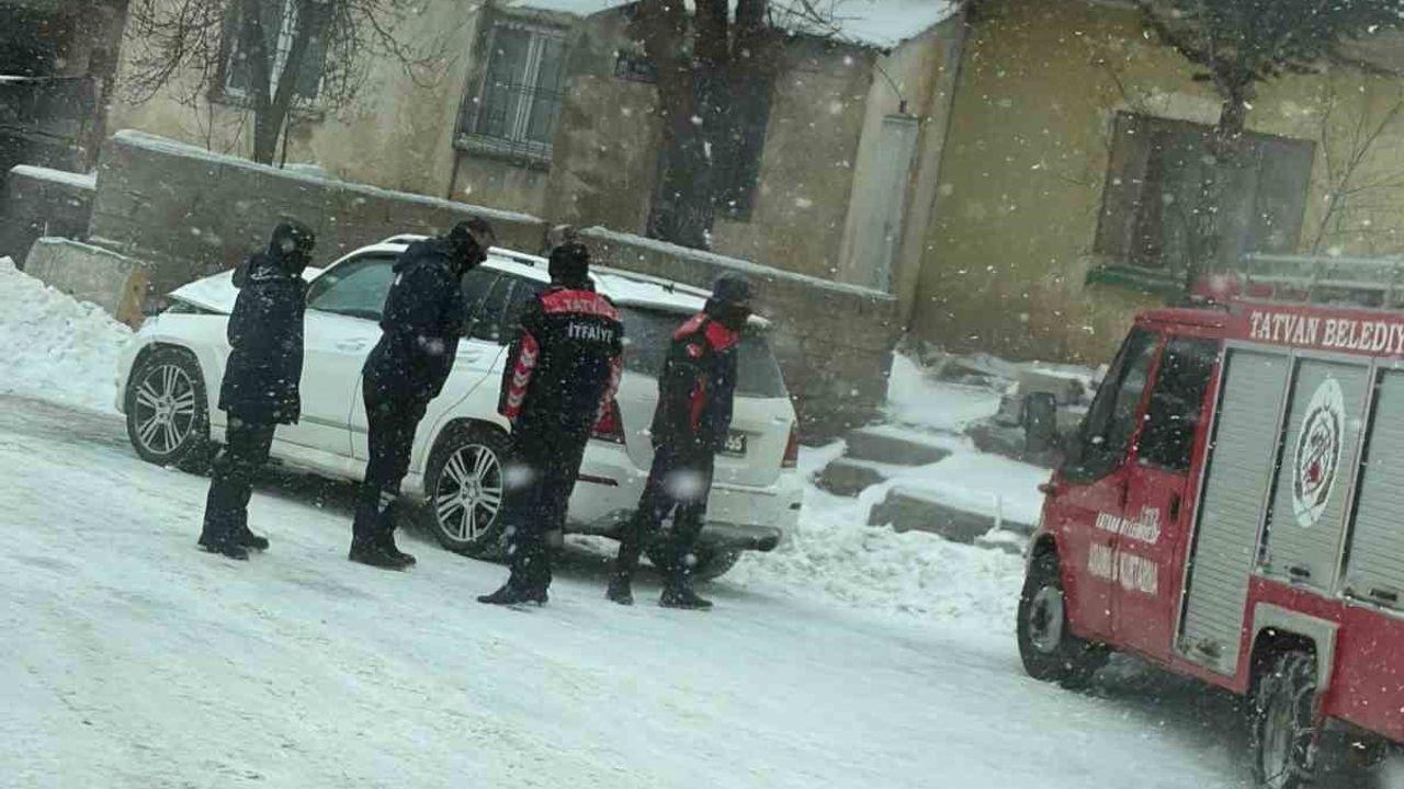 Tatvan'da makam aracı kaza yaptı: Şoför yaralandı