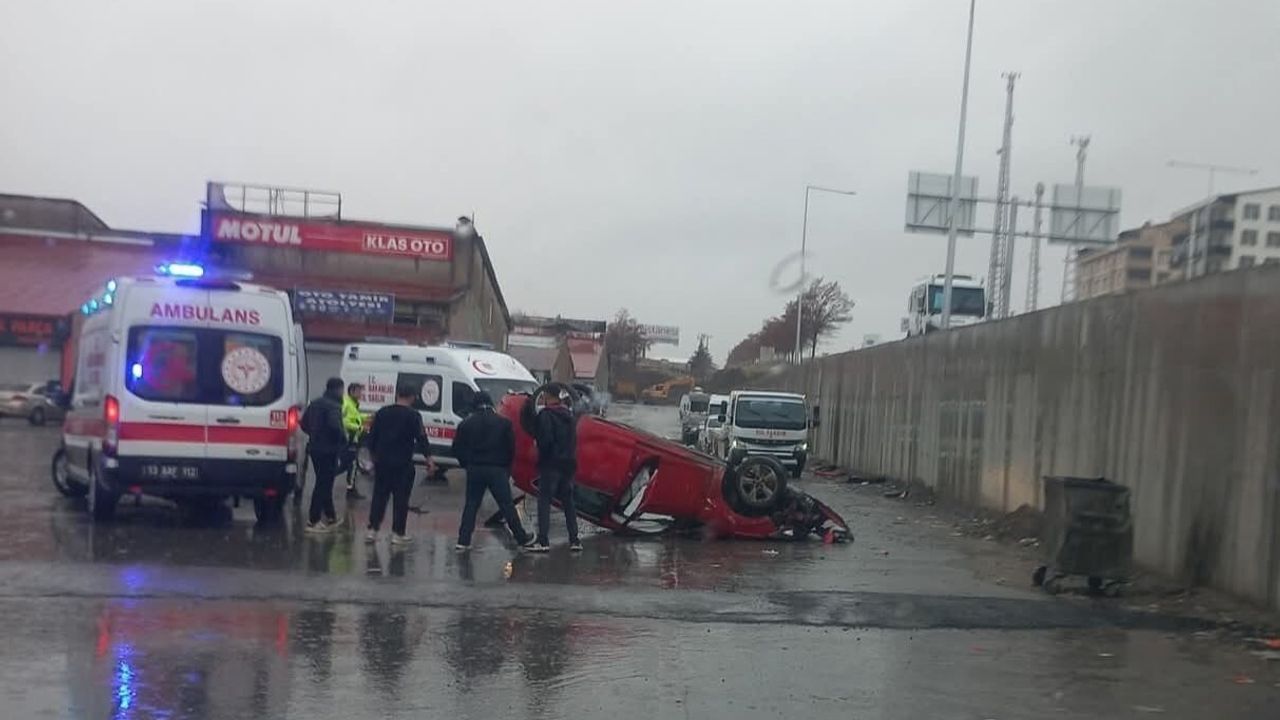 Tatvan'da otomobil köprülü kavşaktan düştü, 2 kişi yaralandı