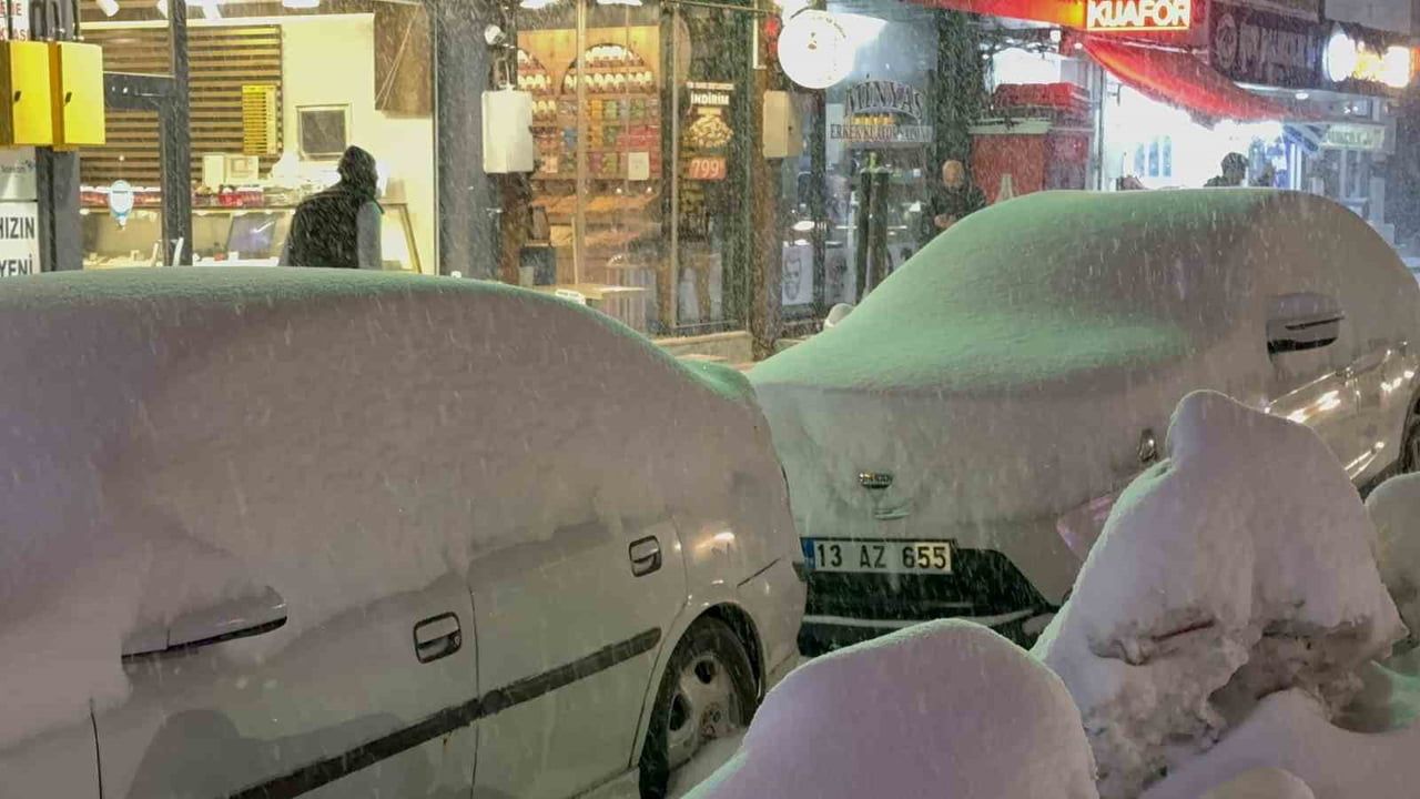 Tatvan'da yoğun kar: 15 köy yolu ulaşıma kapandı, merkezde kar 50 cm
