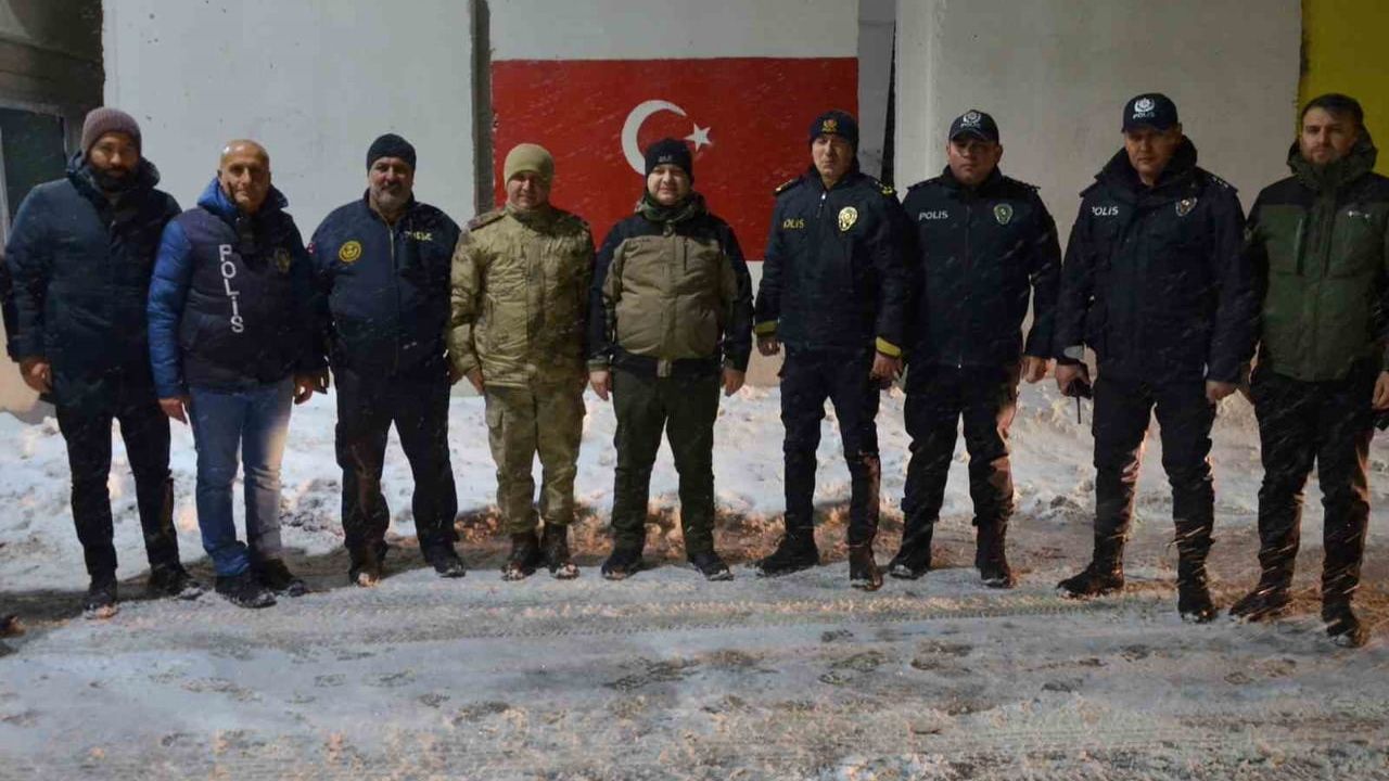 Tatvan Kaymakamı Demirer, yeni yıl mesaisindeki güvenlik ve sağlık personelini ziyaret etti