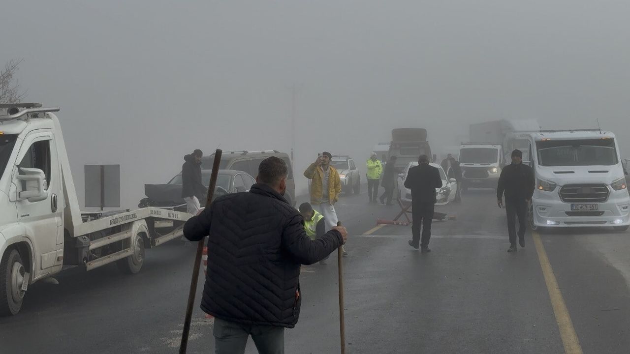 Tatvan Rahva Mevkii'nde Yoğun Sis Nedeniyle Dört Araçlı Zincirleme Kaza