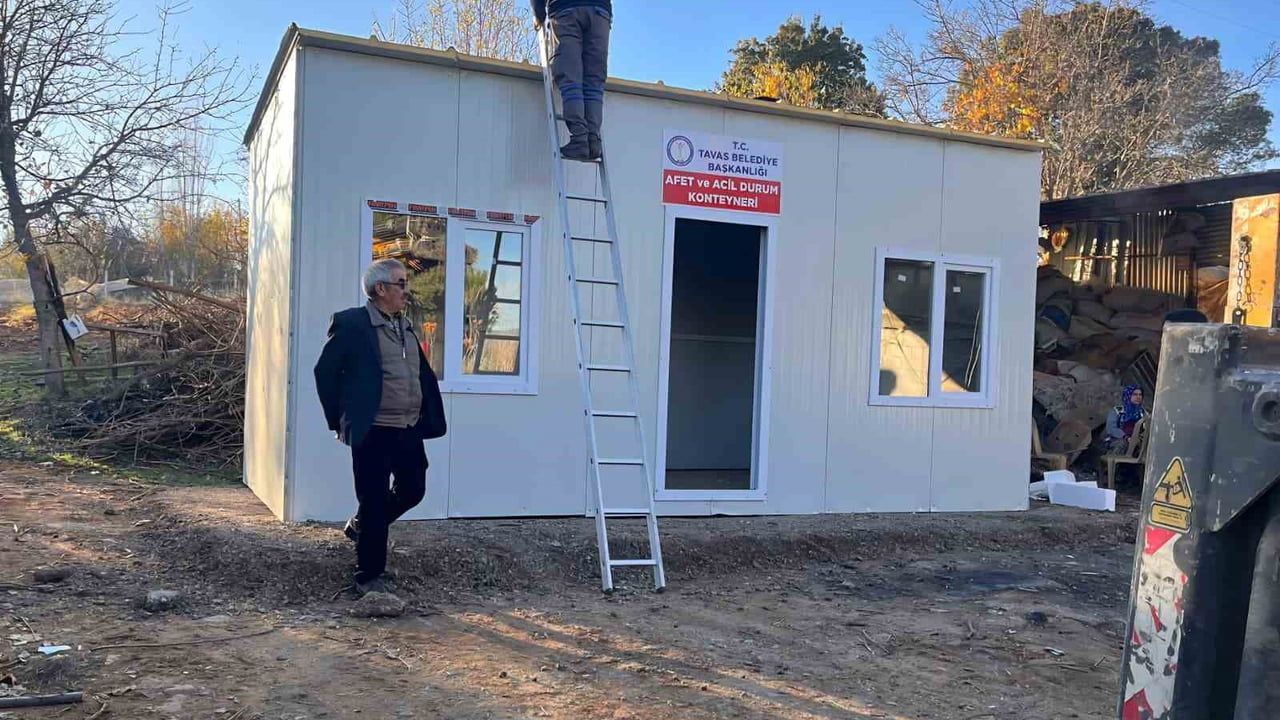 Tavas Belediyesi, evi yanan Fırlayış Ailesine Konteyner Ev Desteği Sağladı
