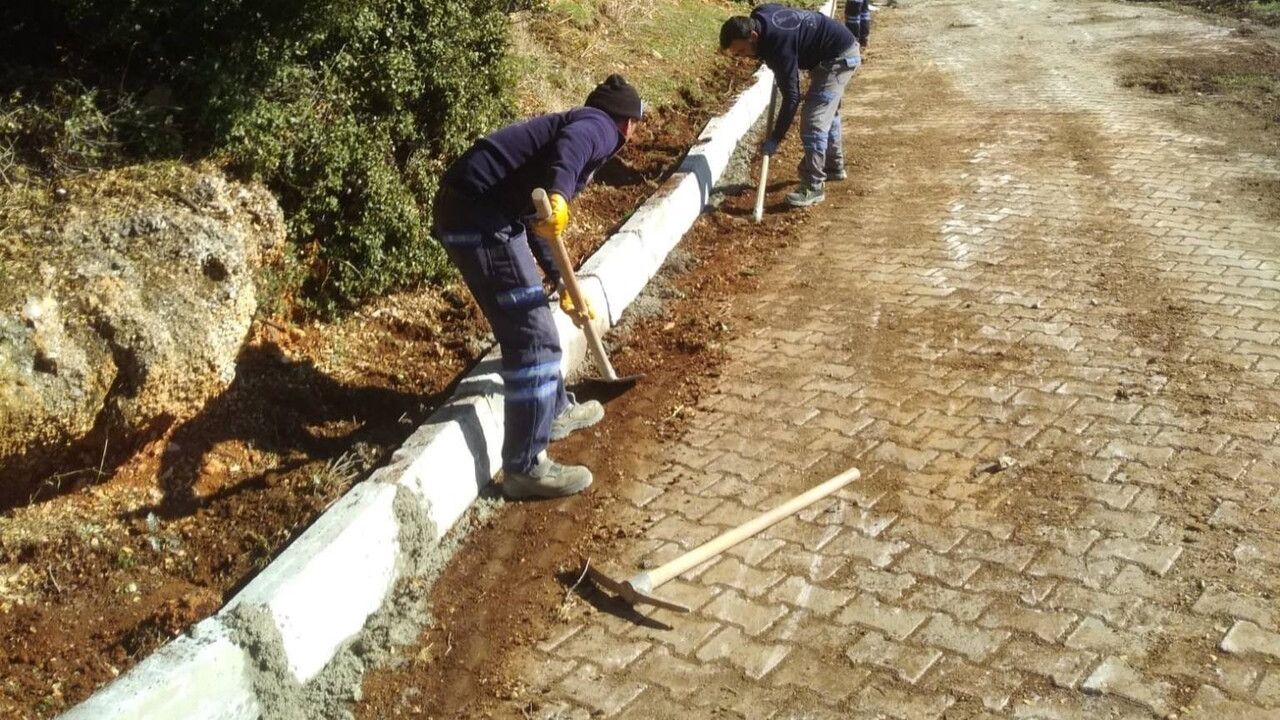 Tavas Belediyesi Fen İşleri Müdürlüğü, ilçe genelinde yol, tesis ve güvenlik çalışmalarını sürdürüyor