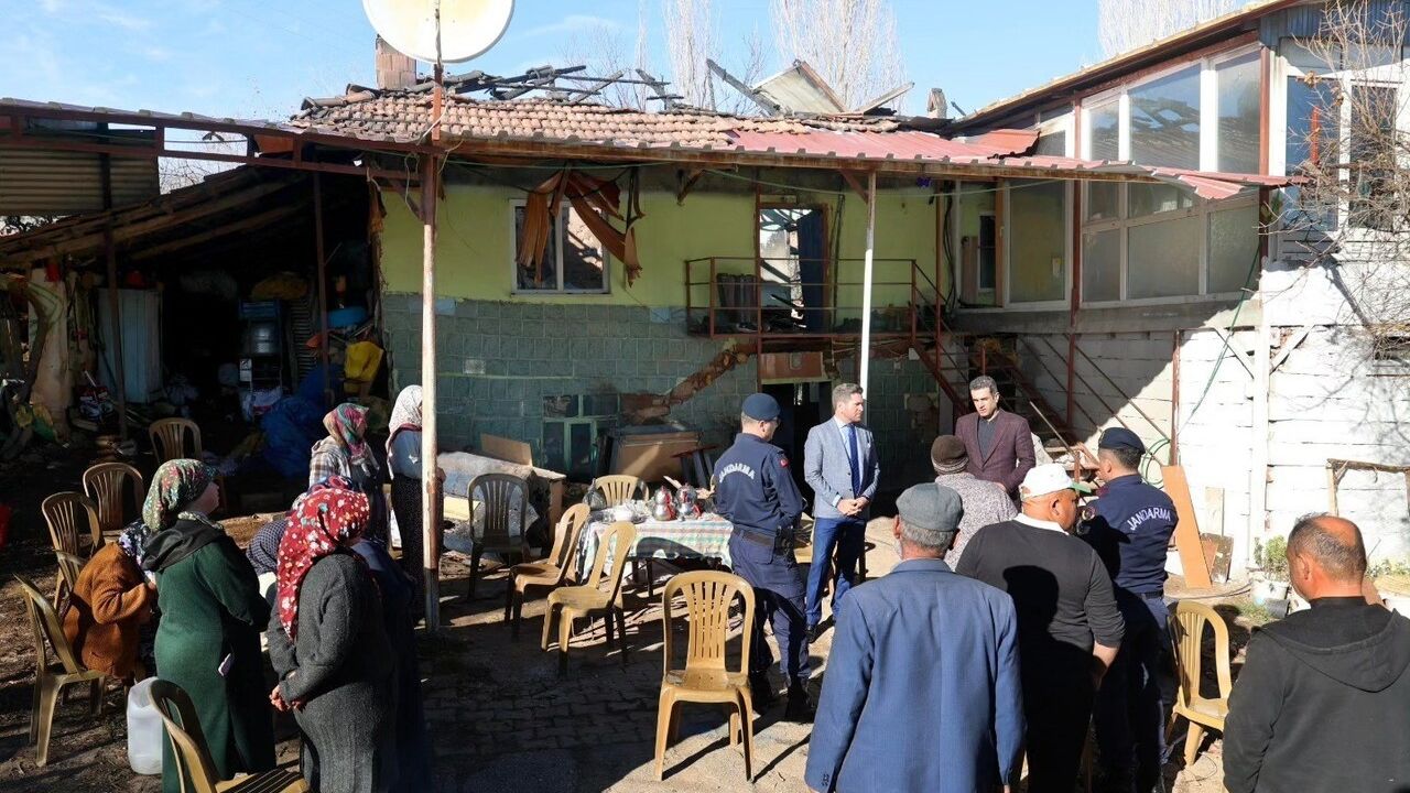 Tavas'ta elektrik panosundan çıkan yangında evi kullanılamaz hale gelen aileye konteyner desteği
