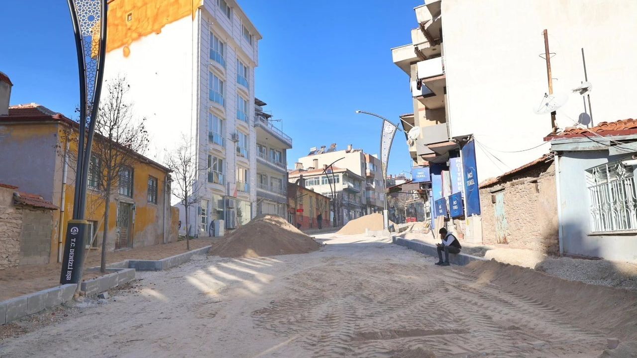 Tavas'ta Karaoğlanoğlu Caddesi'nde üstyapı çalışmaları sürüyor