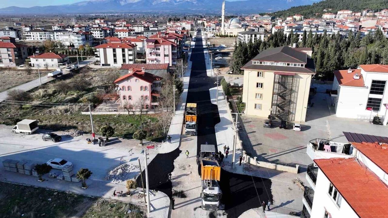 Tavas’ta Recep Yazıcıoğlu Caddesi’nde Sıcak Asfaltla Ulaşım Konforu Artıyor