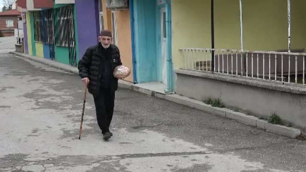 Tavşanlı’da 83 yaşındaki Abdullah Kulluk, mahallesinin gönüllü temizlikçisi oldu