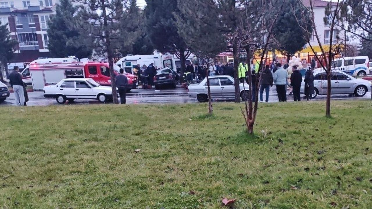 Tavşanlı'da Adliye Işıklı Kavşağı yakınında orta refüjdeki ağaca çarpan otomobilde 2 yaralı