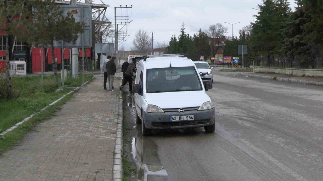 Tavşanlı'da hafif ticari araç ile üç tekerlekli elektrikli bisiklet çarpıştı: 1 yaralı