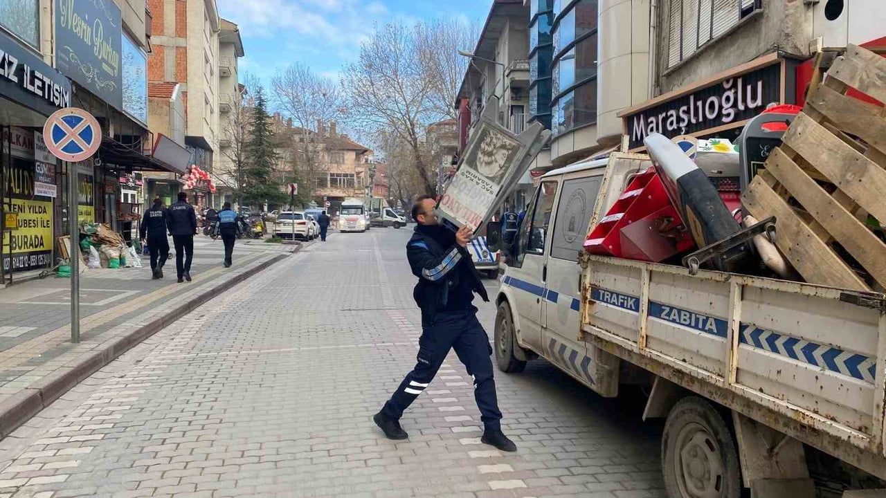 Tavşanlı'da kaldırımları işgal eden duba ve reklam panoları toplanıyor