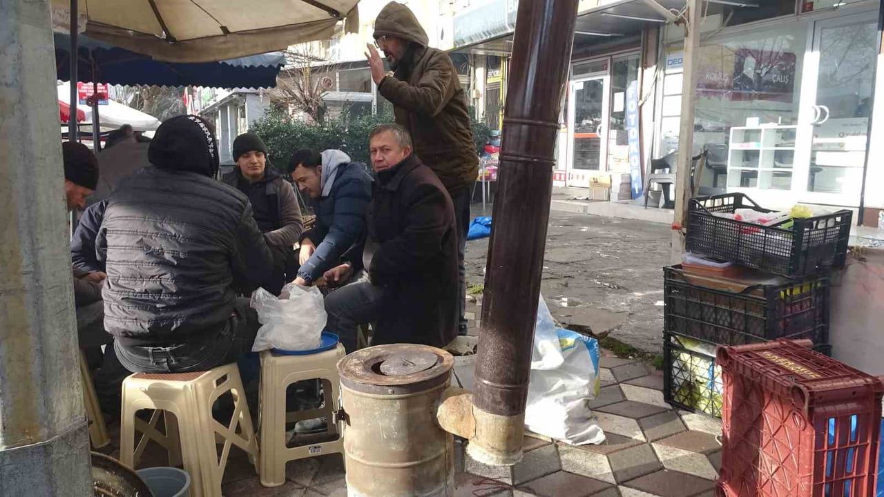 Tavşanlı'da mevsimin ilk karı sevinçle karşılandı — Pazar yerinde kestane ve gıda satışlarında hareketlilik