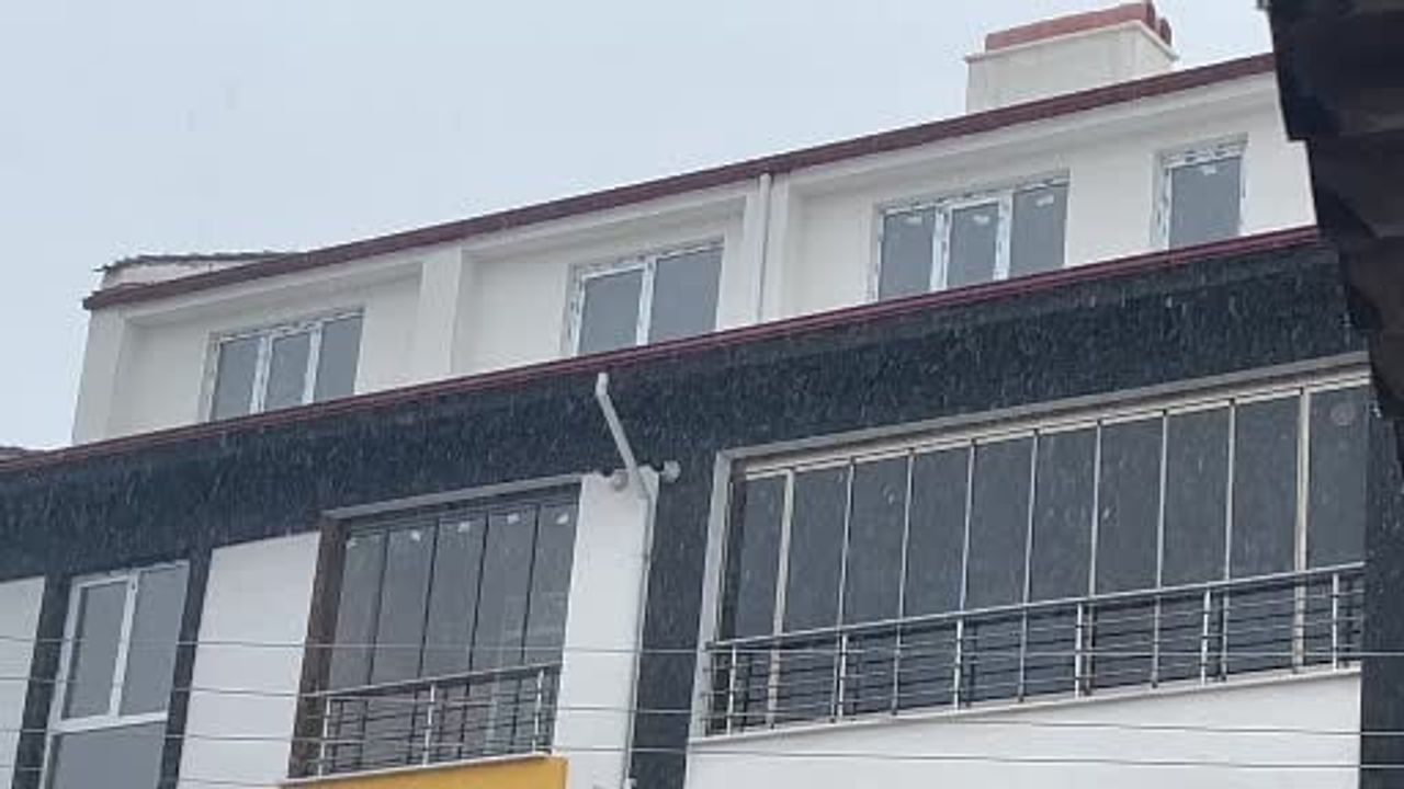 Tavşanlı’da sabaha karşı kar yağışı ilçeyi beyaza bürüdü