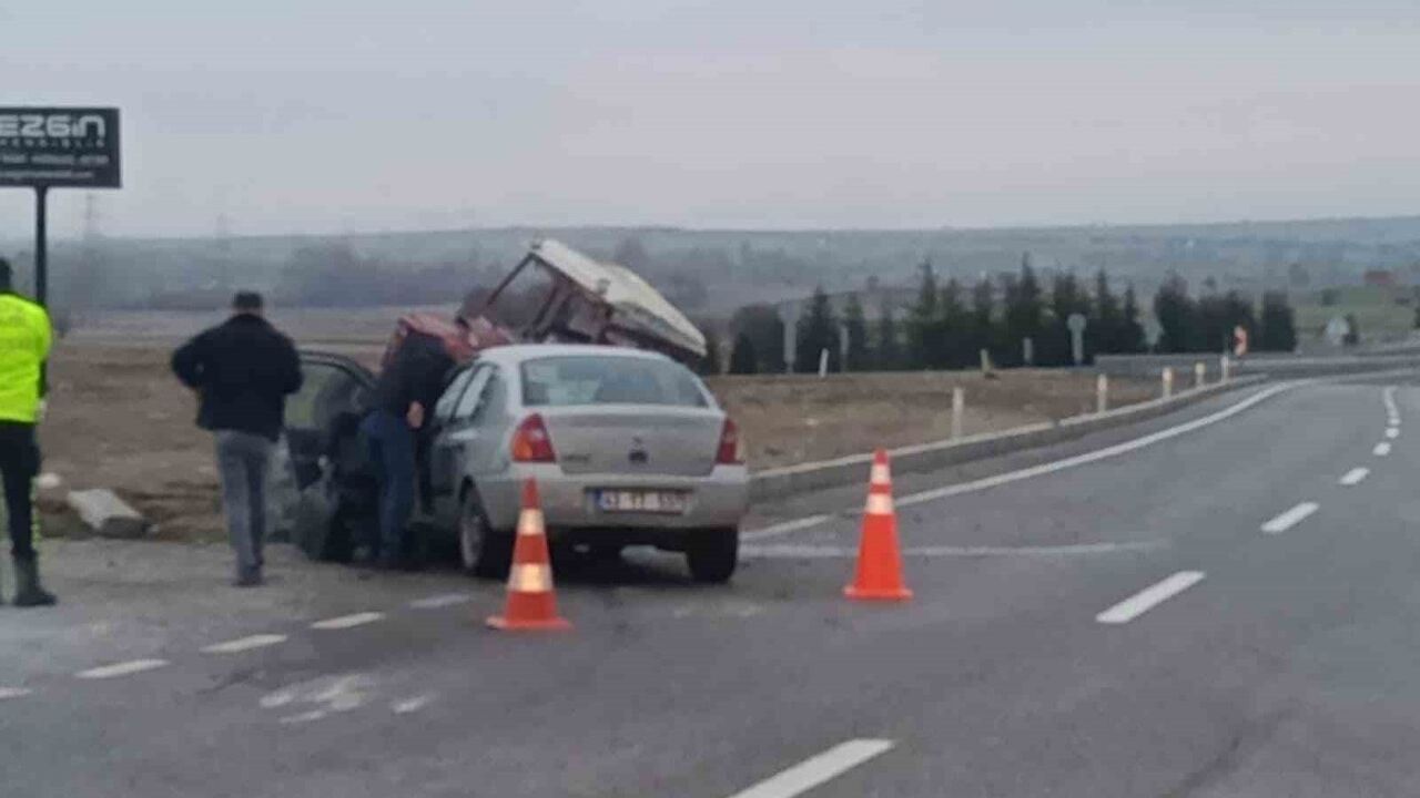 Tavşanlı kara yolunda otomobil ile traktör çarpıştı: 2 kişi yaralandı
