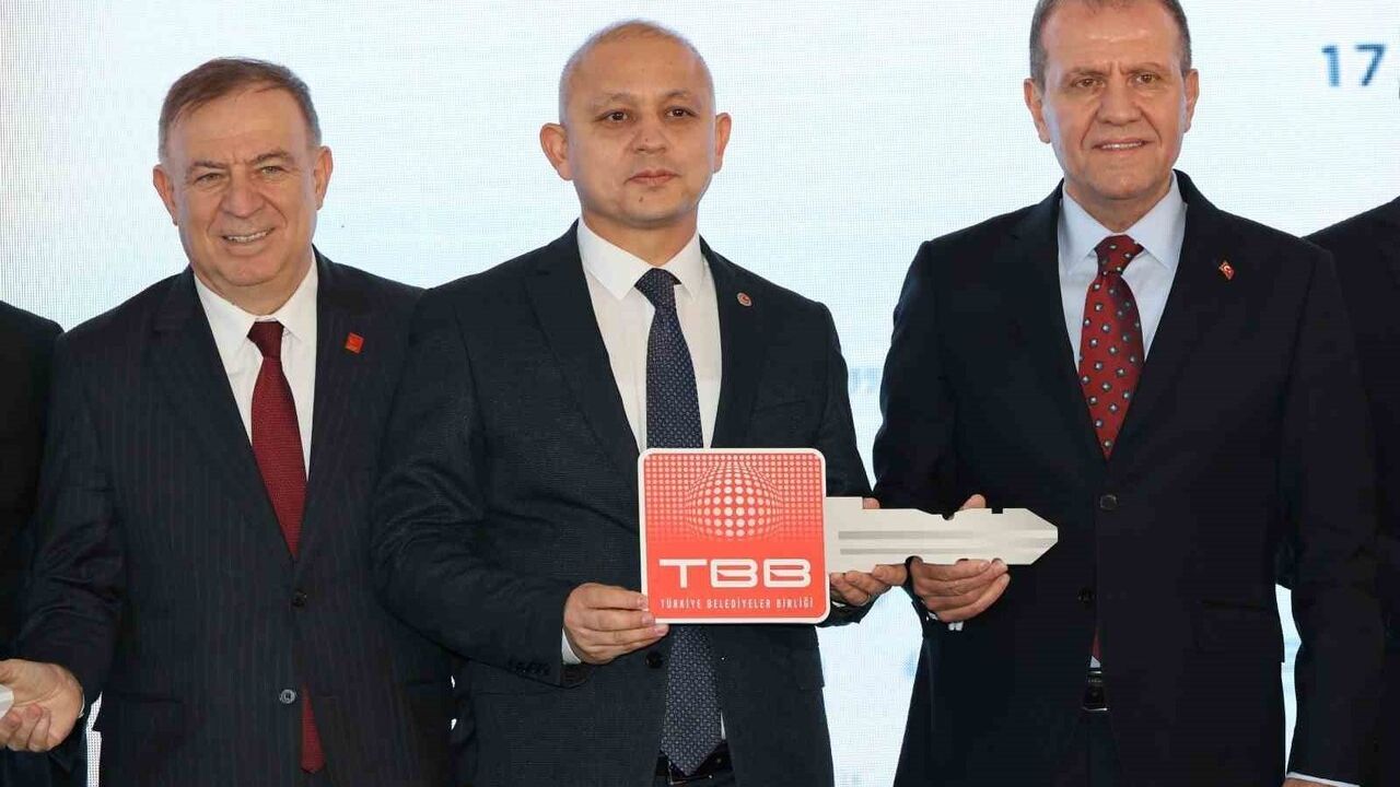 TBB'den Kırıkkale Belediyesi'ne 8 milyon TL'lik paletli ekskavatör hibe edildi