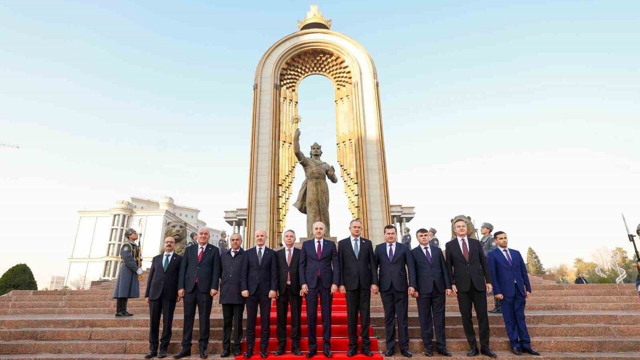 TBMM Başkanı Kurtulmuş Duşanbe'de İsmail Somoni Anıtı'na çelenk bıraktı