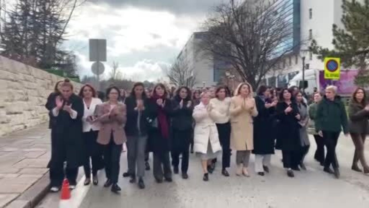 TBMM Dikmen Kapısı Önünde Kadınlar Çocuk İstismarına Karşı Eylem Yaptı