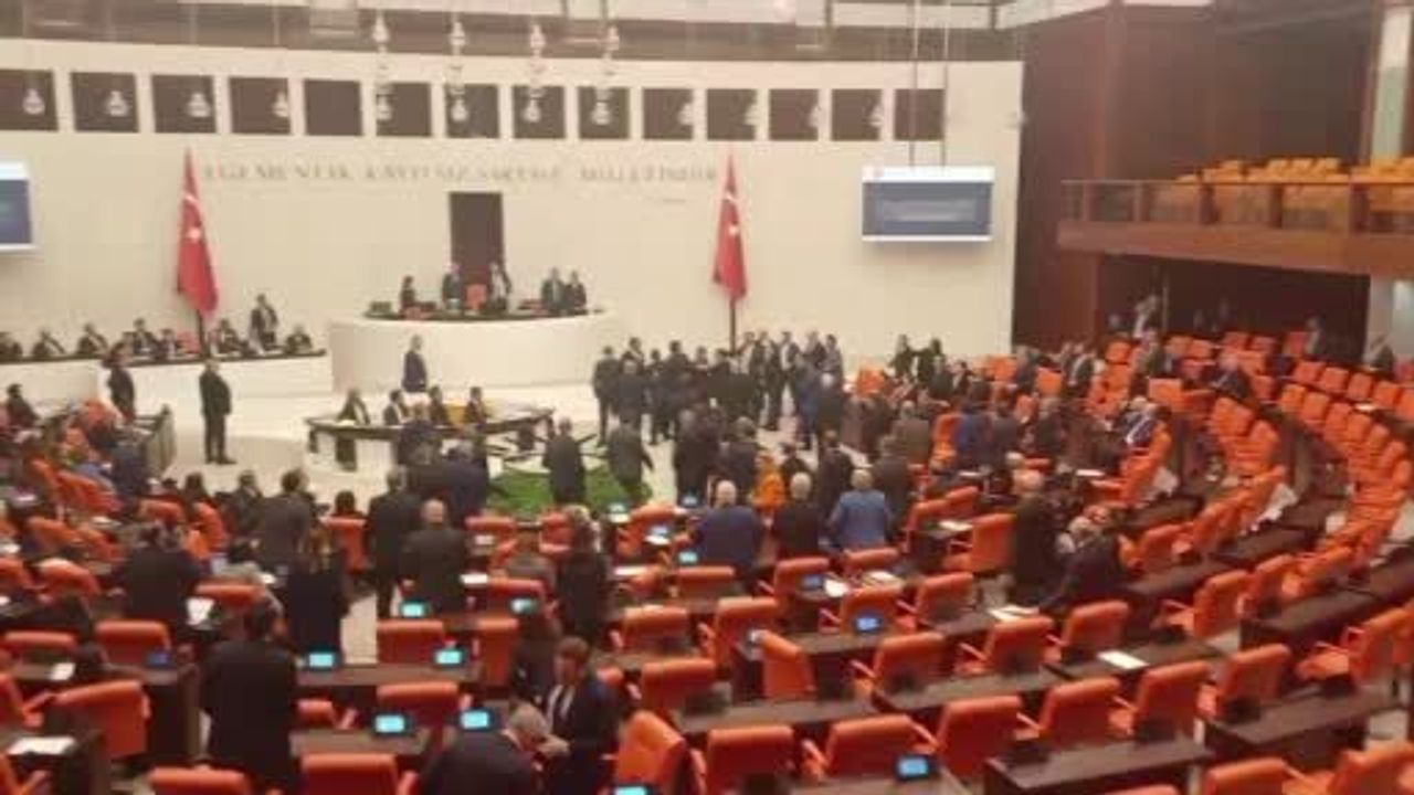 TBMM Genel Kurulu'nda 2026 bütçe görüşmeleri sırasında AK Parti ve CHP arasında gerginlik