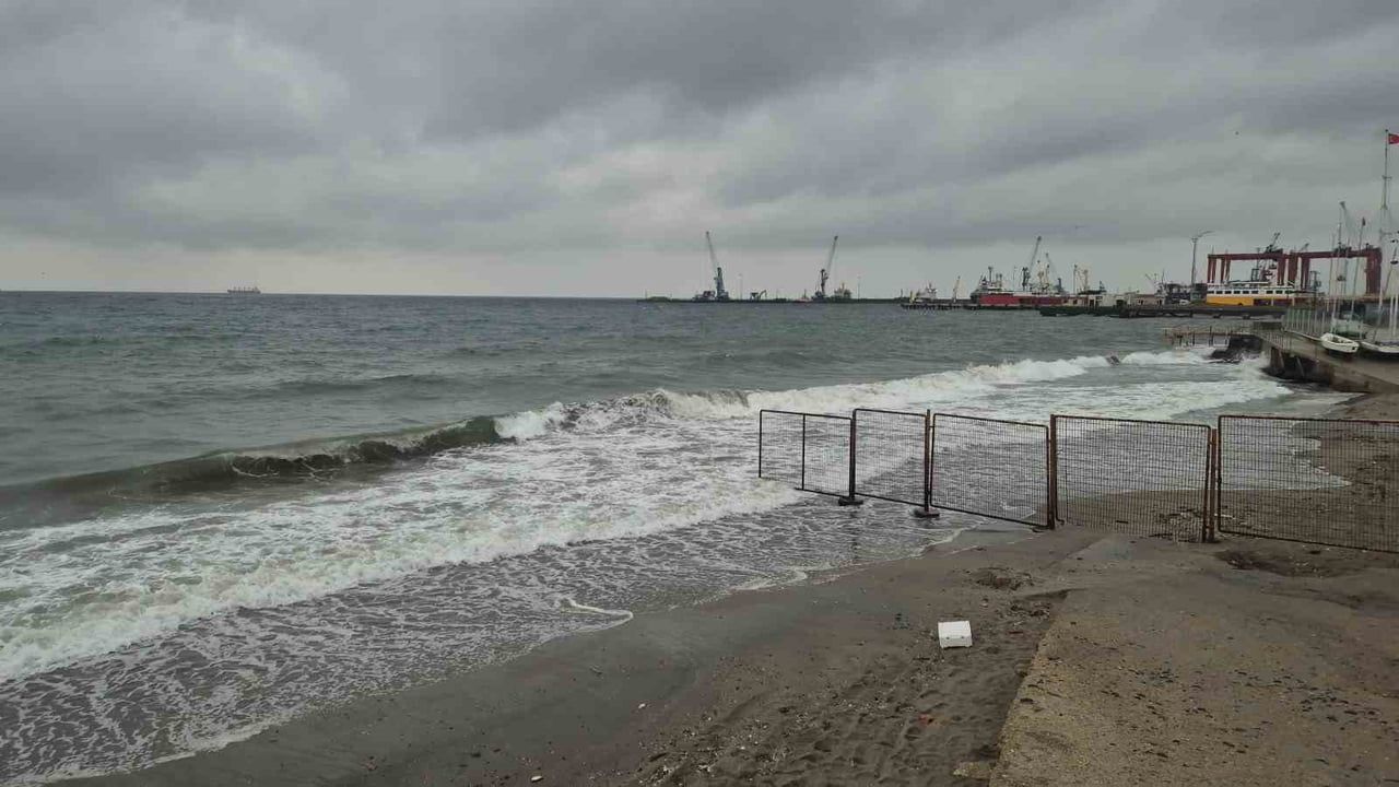Tekirdağ Açıklarında Kuvvetli Poyraz Deniz Ulaşımını Aksattı