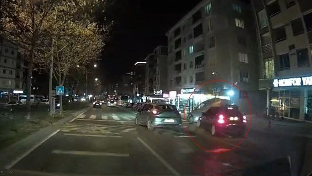 Tekirdağ Çorlu'da direksiyon hakimiyeti kaybı: Park halindeki araca çarpma anı araç kamerasında