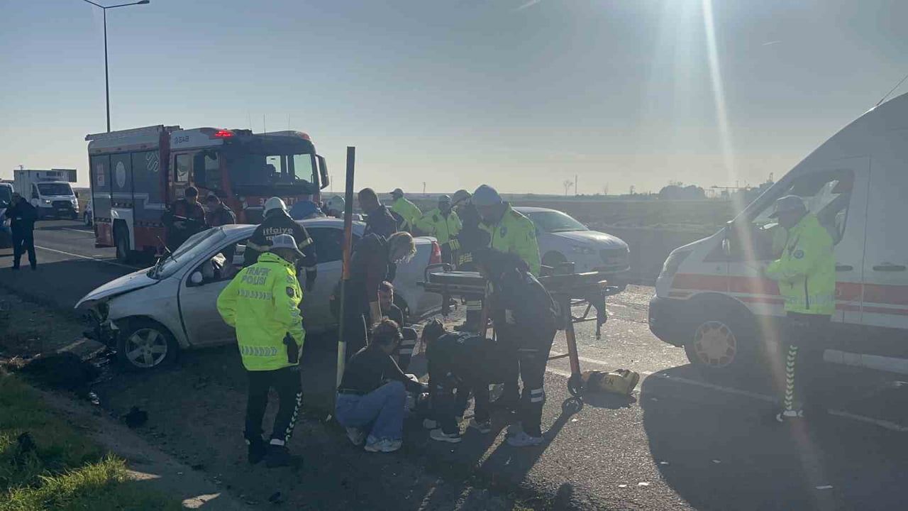 Tekirdağ Çorlu'da otomobil beton bloğa çarptı: 1'i çocuk 5 kişi yaralandı