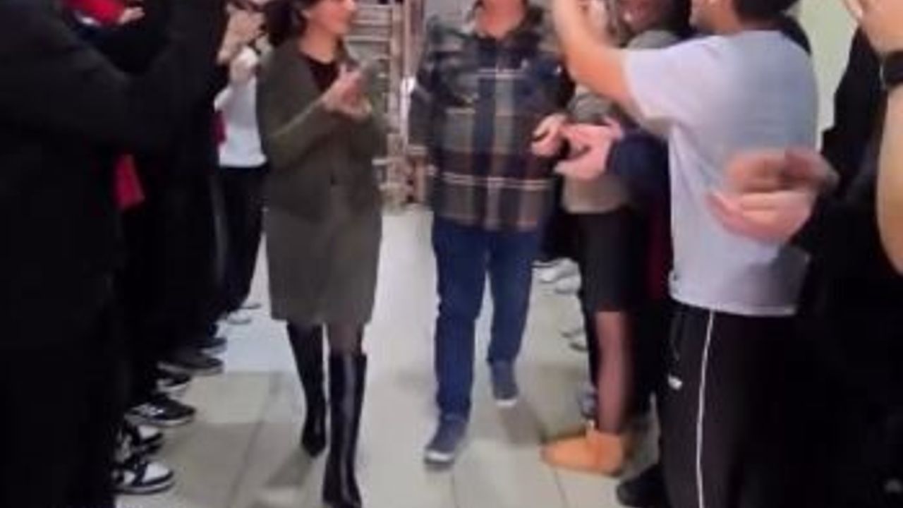 Tekirdağ'da 38 yıllık öğretmen Cafer Akar, öğrencilerinin alkışlarıyla emekliye uğurlandı