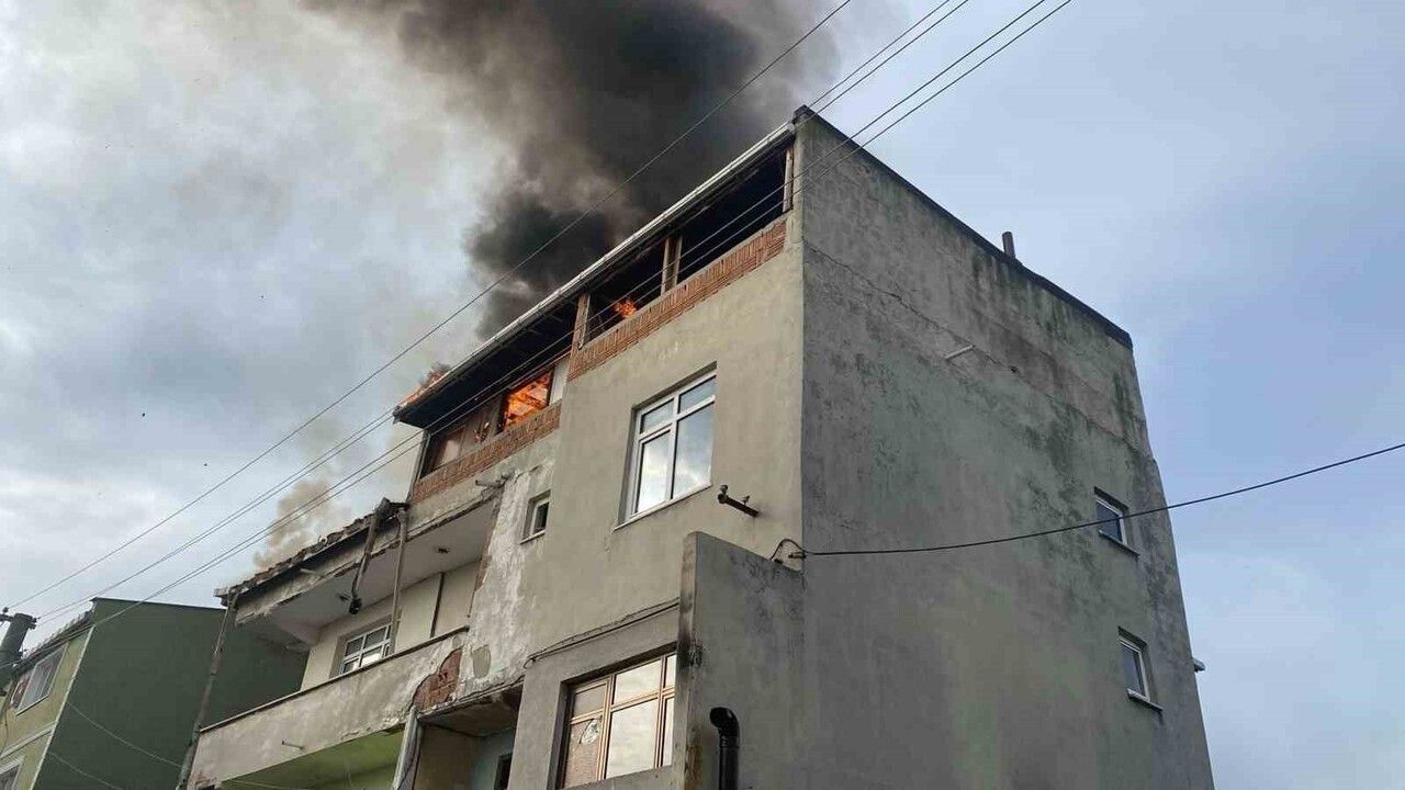 Tekirdağ Ergene'de çatı katı yangını: 3 katlı binanın çatısı kullanılamaz hale geldi