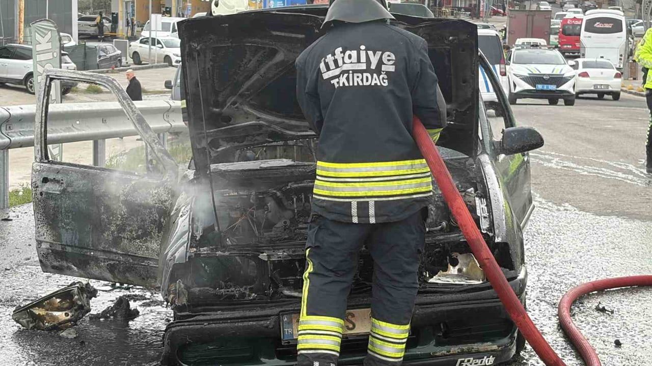Tekirdağ Kapaklı’da seyir halindeki otomobil alev aldı, araç kullanılamaz hale geldi
