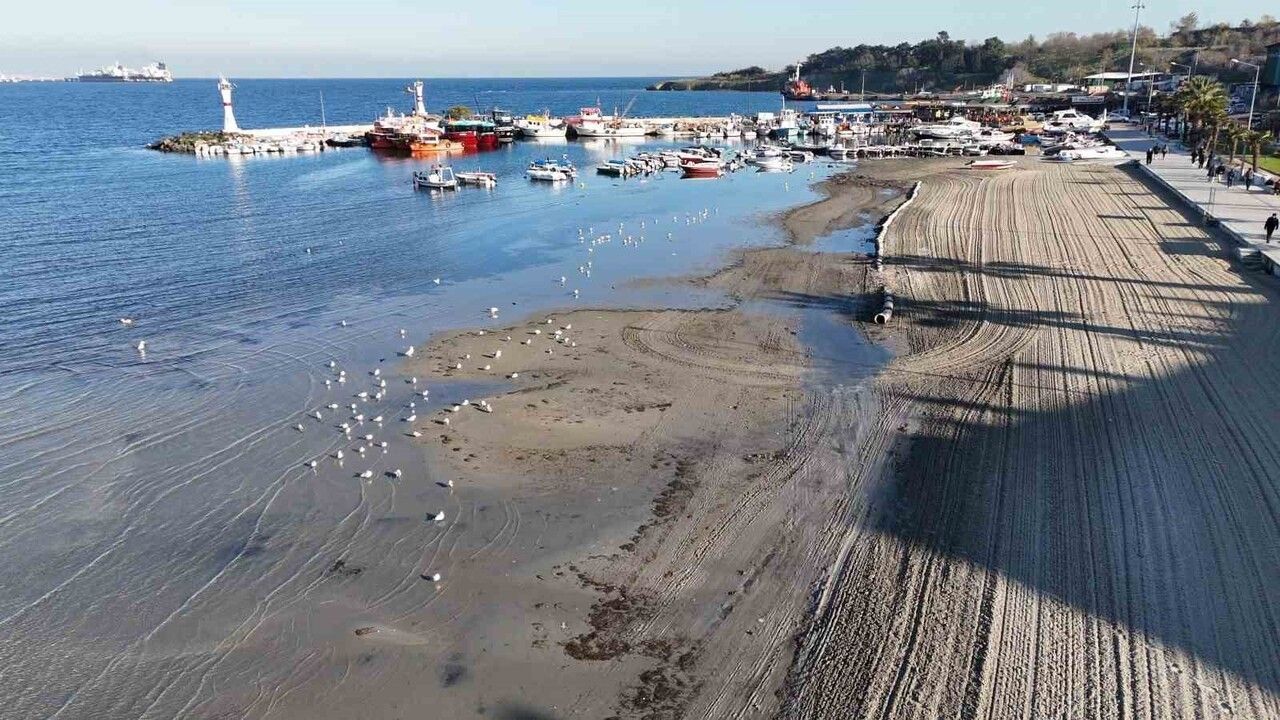 Tekirdağ Marmaraereğlisi'nde Deniz Yaklaşık 20 Metre Çekildi: Drone Görüntüleri Kıyı Yapısını Gösteriyor