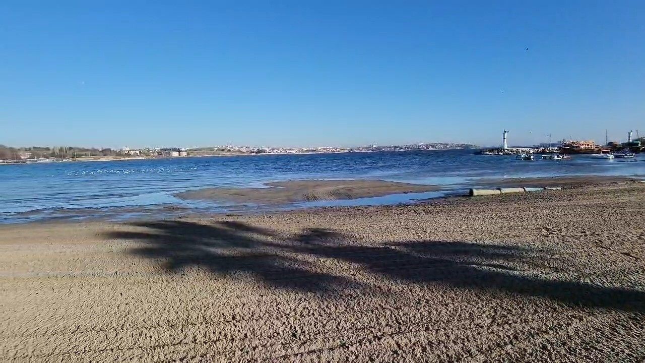 Tekirdağ Marmaraereğlisi'nde deniz yaklaşık 20 metre çekildi: sahilde kum adacıkları oluştu